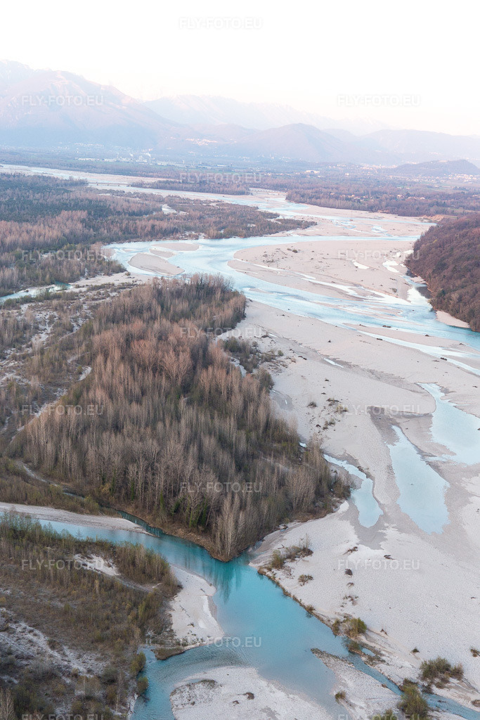 Vue aérienne: Vue de la ville à Colle dans le département Frioul-Vénétie Julienne, Italie. Photo: IMG_105604.jpg prise le 07/04/2018 par Werner Riehm/FLY-FOTO.eu – Résolution de l'original: 3648 x 5472 px