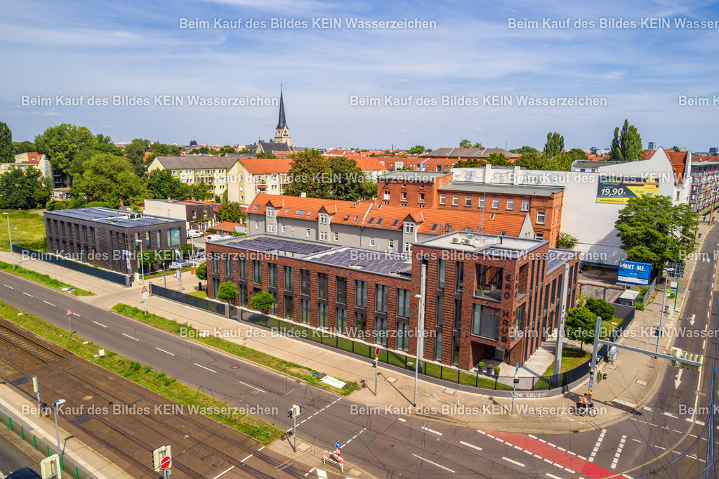 ENO Nachrichtentechnik-0009 | Die Luftaufnahme aus der Drohne zeigt die neue Firmenzentrale von ENO Nachrichtentechnik an der Kreuzung des Westrings im Magdeburger Stadtteil Stadtfeld. Das moderne Gebäude mit markanter Klinkerfassade verbindet eine zeitgemäße Architektur mit der gewachsenen Bebauung des Stadtteils. Die Aufnahme zeigt die Unternehmenszentrale aus unmittelbarer Nähe und macht zugleich ihre städtebauliche Lage an einer wichtigen Magdeburger Straßenkreuzung sichtbar. Die Aufnahme ist Teil des Mitteldeutschen Bildarchivs von Luftbildfotograf Steffen Lehmann. - Realisiert mit Pictrs.com