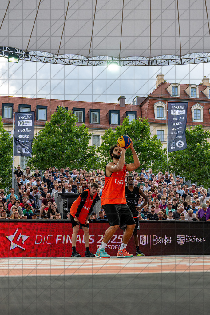 DIE FINALS 2025 | Dt. Meisterschaft 3x3   | Spiel um Platz 3. Der Stamm (orange) vs. Der Stamm underdogs (black) //  02.08.25: DIE FINALS 2025 | Dt. Meisterschaft 3x3   / Dresden / Deutschland  //   CREDIT:www.bullenfotos.de, Martin König, Hörner Weg 40, D-49078 Osnabrück, +4917663732967 // Nutzung und Weitergabe nur zu den vereinbarten Zwecken. Presseanfragen an Ersteller. Alle Rechte beim Ersteller. Honorierung nach MFM. - Realisiert mit Pictrs.com