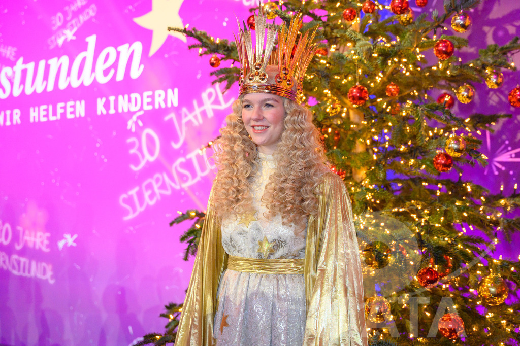_DWA2155 | Christkind 2023 Nelli Lunkenheimer bei '30 Jahre Sternstunden-Gala 2023' in der Frankenhalle. Nürnberg, 15.12.2023 - Realisiert mit Pictrs.com