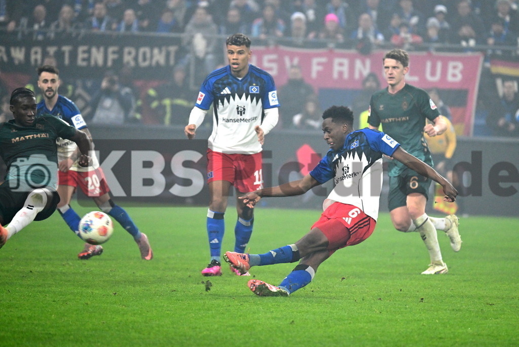 KBS Picture_HSV-WerderBremen_019 | v.l. Coulibaly Karim (Werder Bremen) , Koenigsdoerffer Ransford-Yeboah (HSV) , Sambi Lokonga Albert Sambi (HSV) macht hier das 1:1 ,Sportplatz :  Volksparkstadion, - Realisiert mit Pictrs.com