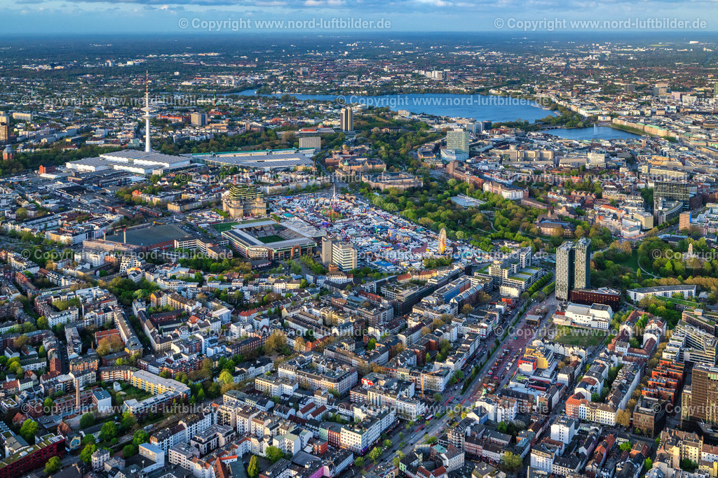 Hamburg_Heiligengeistfeld_Dom_St_Pauli_Stadion_ELS_1941140424 | HAMBURG 14.04.2024 Sportstätten-Gelände der Arena des Stadion " Millerntor-Stadion " am Harald-Stender-Platz im Ortsteil Sankt Pauli in Hamburg, Deutschland. Weiterführende Informationen bei: Fußball-Club St. Pauli v. 1910 e.V.,  Professor Pfeifer und Partner Ingenieurbüro für Tragwerksplanung GmbH,  SHA Scheffler Helbich Architekten GmbH. // Sports facility grounds of the arena of the stadium "Millerntor- Stadion" in am Heiligengeistfeld in the St. Pauli district in Hamburg, Germany. Further information at: Fussball-Club St. Pauli v. 1910 e.V.,  Professor Pfeifer und Partner Ingenieurbuero fuer Tragwerksplanung GmbH,  SHA Scheffler Helbich Architekten GmbH. Foto: Martin Elsen