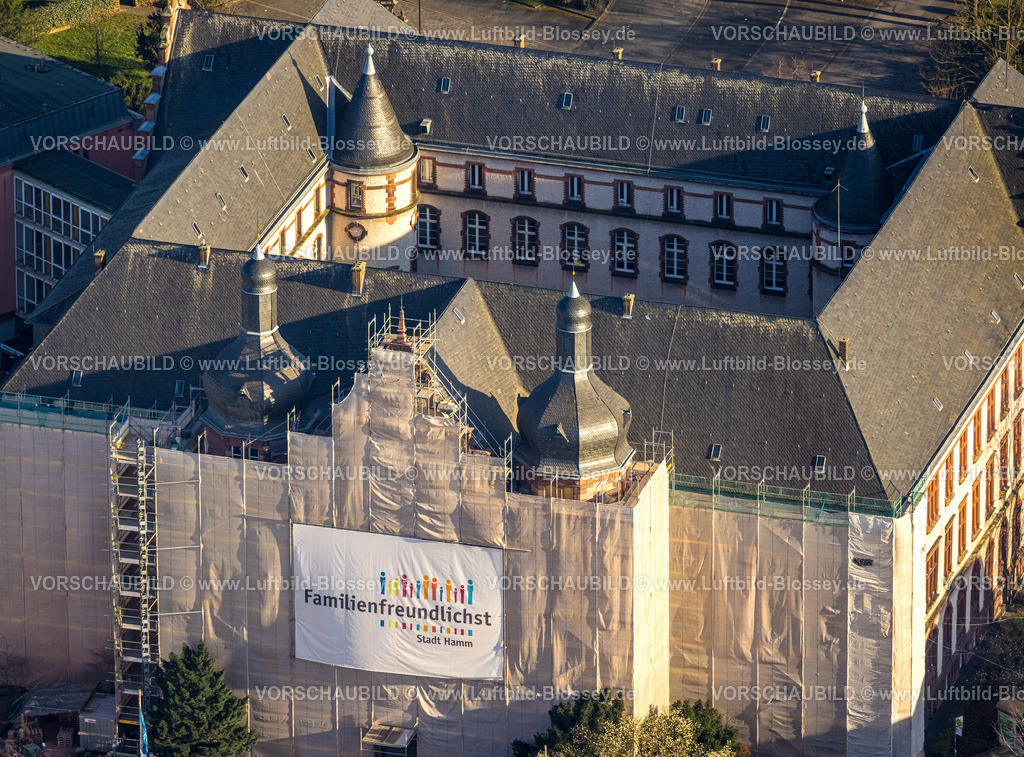 Hamm240305195 | Luftbild, Baustelle Renovierung Rathaus Hamm mit Plakat Familienfreundlichst an der verhüllten Fassade, Mitte, Hamm, Ruhrgebiet, Nordrhein-Westfalen, Deutschland