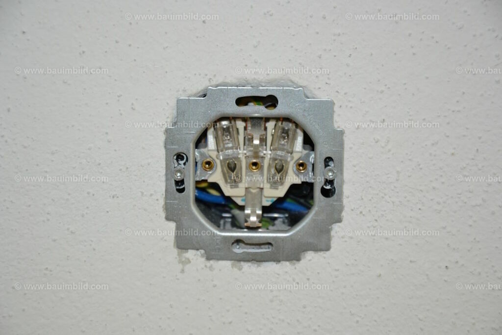 bib-lg17-elektroinstallation-0258 | Nach LV-Leistungsgruppen sortierte Detailfotos über den Bau eines Hauses. Alle Hausbau-Bilder direkt vom Urheber und Autor der Website Haus-Selber-Bauen.com