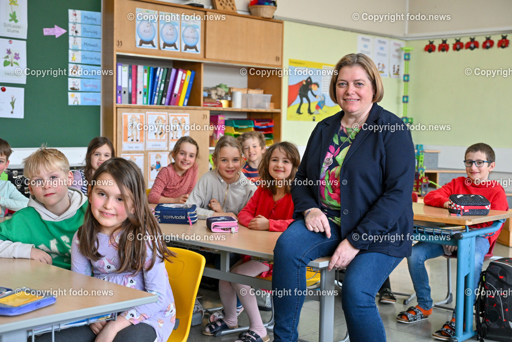 Gramastetten Volksschule_ Ilona Rechberger_ 19.03.2024-2 | 19.03.2024, Gramastetten, AUT, Volksschule, im Bild Ilona Rechberger (Direktorin) in der Schulklasse