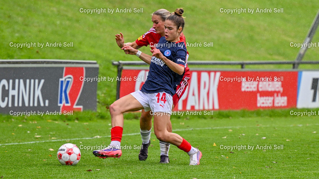 Holstein Kiel vs SpVg Aurich | Zoe Tolksdorf (Holstein #14) vs Angelina-Michelle Wunder (Aurich #41)p / Fußball-Regionalliga Nord Frauen 2026/2027 / Holstein Kiel vs SpVg Aurich / Waldwiese / Kiel / 20.09.26 - Realisiert mit Pictrs.com