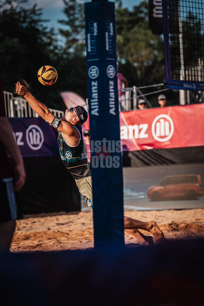 Beachvolleyball | Männer | Allianz German Beach Tour 2025 | Tourstop München | 04.07.2025 | Laurenc Grössig spielt den Ball