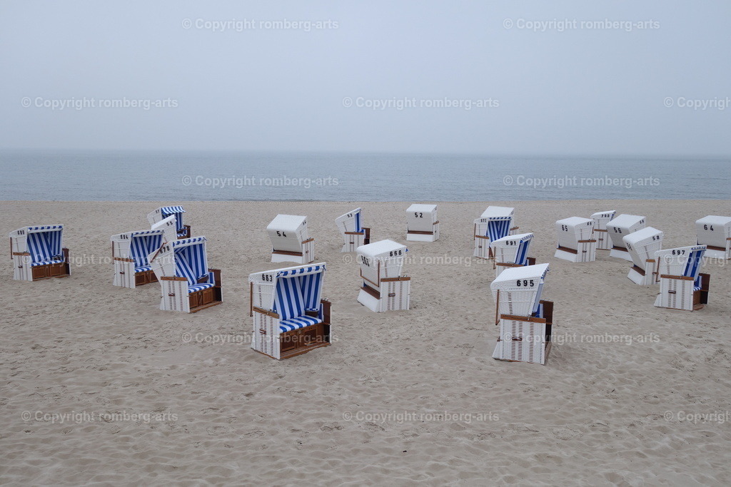 Verlassene Strandkörbe | leere Strandkörbe, blau-weiße Strandkörbe, Strand mit Strandkörben, verlassene Strandkörbe an der Ostsee