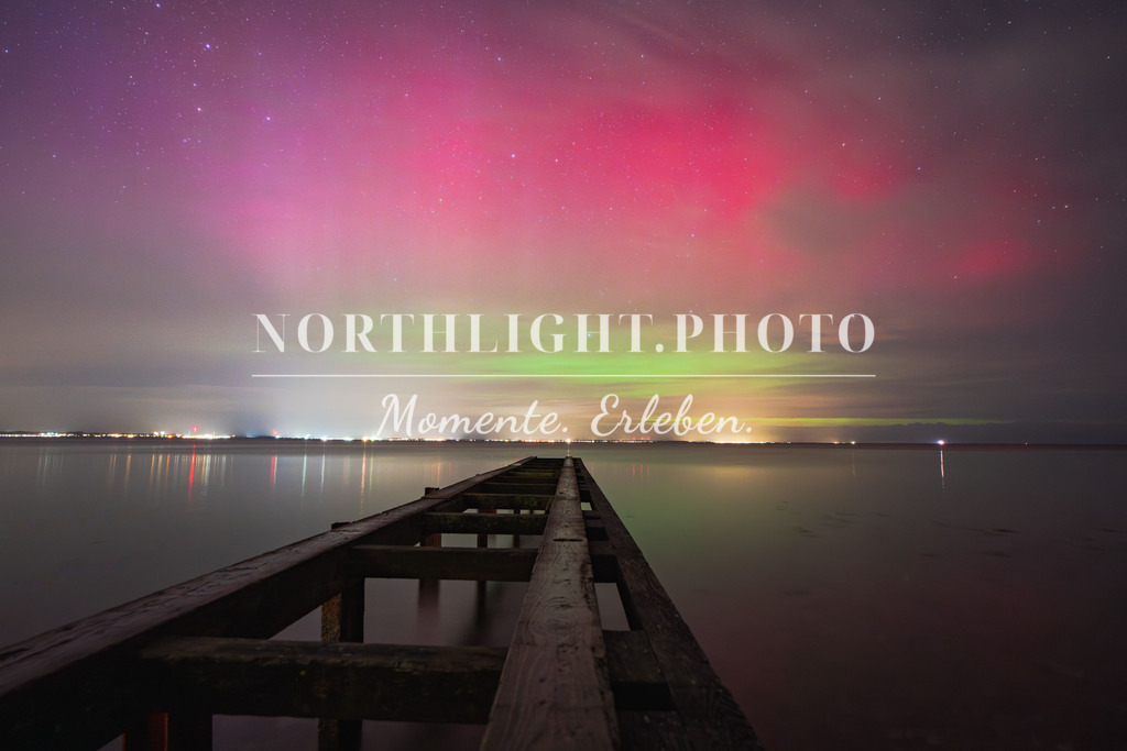 Nordlichter über der Lübecker Bucht | Exklusive Landschaftsfotografien von der Ostsee, ganz Deutschland und dem Rest der Welt. Gedruckt auf hochwertigen Materialien. Die Welt an deiner Wand - jetzt im Northlight.Photo Shop bestellen. - Realisiert mit Pictrs.com
