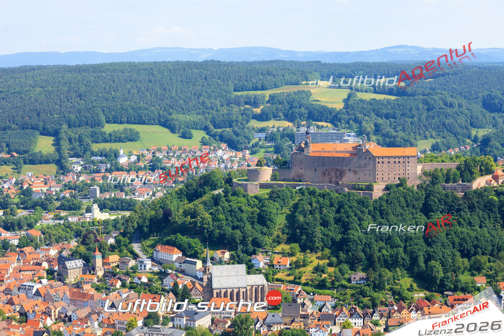 Die Luftaufnahme der Stadt Kulmbach wurde vom UL-Flugzeug heraus erstellt ( keine Drohne )- hohe Auflösung für beste Qualität