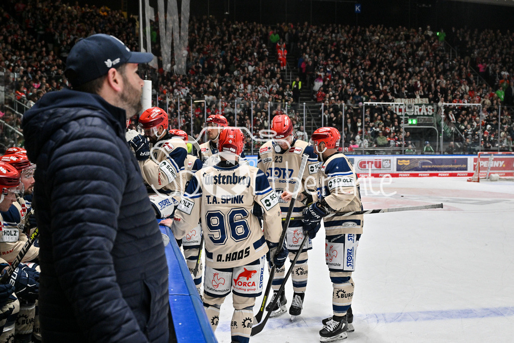 Augsburger Panther - Schwenninger Wild Wings | Im Bild die Bank der Gaeste bei einer Auszeit / DEL: Augsburger Panther - Schwenninger Wild Wings, Curt Frenzel Stadion am 24.01.2025