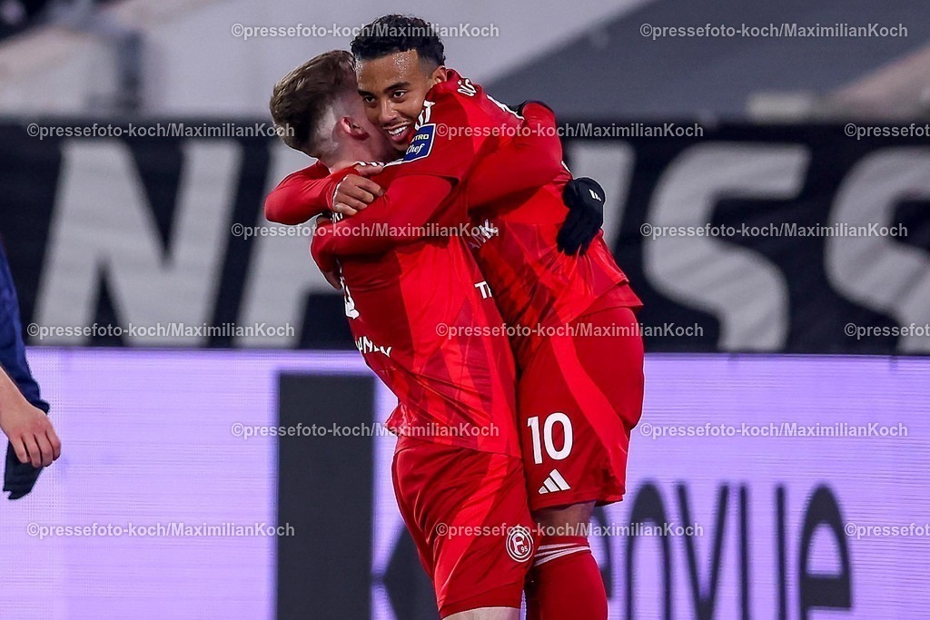 Due17012501036 | 17.01.2025, Fußball, Fortuna Düsseldorf - SV Darmstadt 98, 2.. Fußball Bundesliga, 18. Spieltag, Merkur Spiel-Arena, Saison 2024 2025: Torschütze Myron van Brederode (Fortuna Düsseldorf #10) trifft zum 1:0 für die Fortuna und steht jubelnd mit Isak Johannesson (Fortuna Düsseldorf #8) auf dem Spielfeld DFB regulations prohibit any use of photographs as image sequences and or quasi-video.