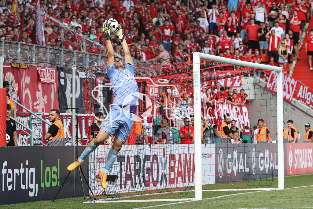 FC Ingolstadt - 1. FC Kaiserslautern | Im Bild Simon SIMONI (FCI #41) faengt einen Ball
