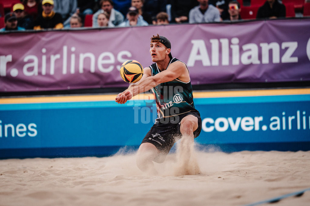 Beachvolleyball | Männer | Allianz German Beach Tour 2025 | Tourstop Berlin | 22.08.2025 | Max Just spielt den Ball