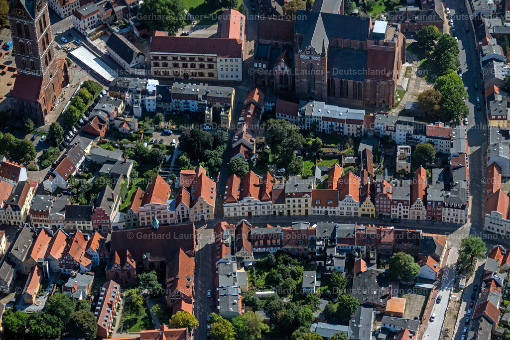 4062258 | WISMAR 08.09.2021 Stadtansicht des Innenstadtbereiches an der Lübschestraße in Wismar im Bundesland Mecklenburg-Vorpommern, Deutschland. // City view on down town on Luebschestrasse in Wismar in the state Mecklenburg - Western Pomerania, Germany. Foto: Gerhard Launer