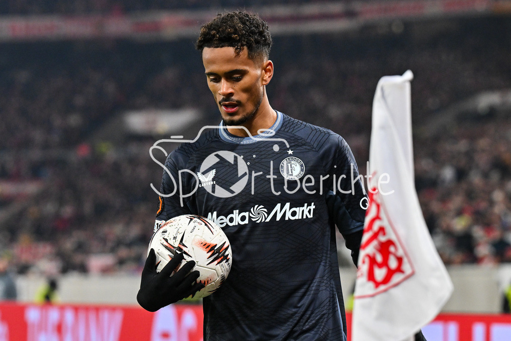 VfB Stuttgart - Feyenoord Rotterdam | STUTTGART, DEUTSCHLAND - 6. NOVEMBER:  Goncalo BORGES (Feyenoord Rotterdam 11) bei einem Eckball beim Ligaspiel zwischen dem VfB Stuttgart und Feyenoord Rotterdam am 4. Spieltag der Europa League in der MHP-Arena am 06.11.2025