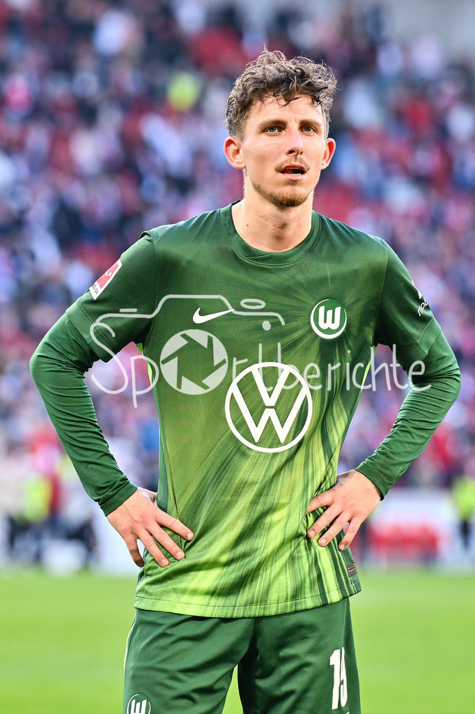 VfB Stuttgart - VfL Wolfsburg | STUTTGART, DEUTSCHLAND - 01. MÄRZ: hängende Köpfe und enttäuschte Blicke bei den Gästen nach dem Bundesligamatch zwischen dem VfB Stuttgart und dem VfL Wolfsburg am 24. Spieltag in der MHP-Arena / DFL REGULATIONS PROHIBIT ANY USE OF PHOTOGRAPHS AS IMAGE SEQUENCES AND/OR QUASI-VIDEO / Niederlage / Jesper Grange LINDSTROM (VfL Wolfsburg 19)