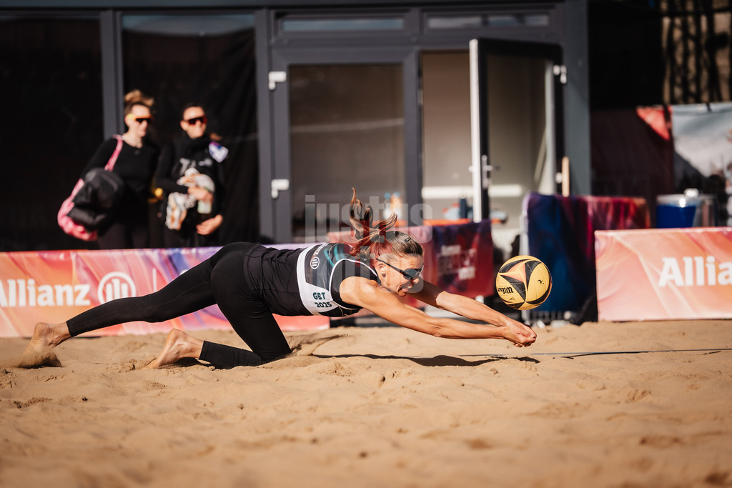 Beachvolleyball | Frauen | Allianz German Beach Tour 2025 | Tourstop Düsseldorf | 08.05.2025 | Stefanie Klatt springt zum Ball