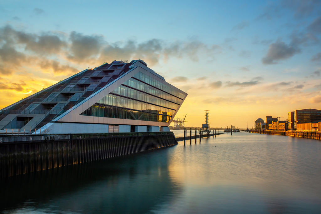 10250203 - Abendstimmung am Dockland | Blick auf das Dockland bei Sonnenuntergang.