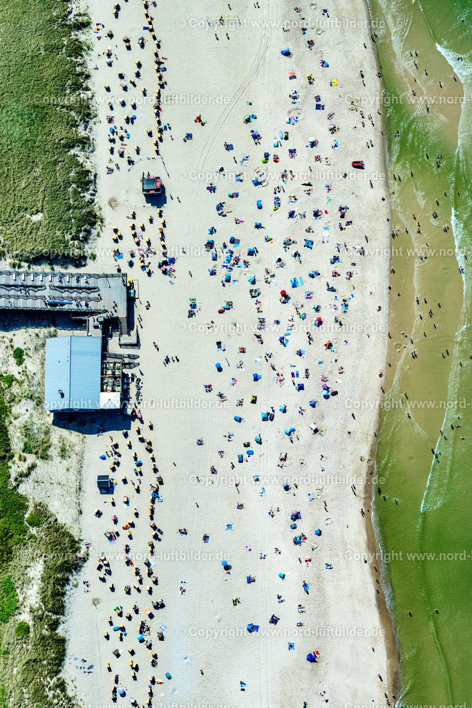 Sylt_Wenningstedt_Wassersport_Strand_ELS_4939130825 | WENNINGSTEDT (SYLT) 13.08.2025 Sandstrand- Landschaft entlang des Küsten- Verlaufes in Wenningstedt (Sylt) auf der Insel Sylt im Bundesland Schleswig-Holstein, Deutschland. // Beach landscape along the in Wenningstedt (Sylt) at the island Sylt in the state Schleswig-Holstein, Germany. Foto: Martin Elsen