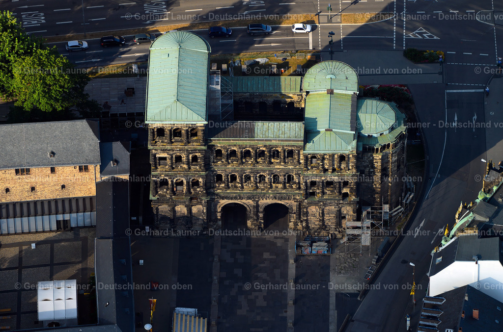 3290992 | Die Porta Nigra ist ein  früheres römisches Stadttor am Porta-Nigra-Platz und Wahrzeichen der Stadt Trier