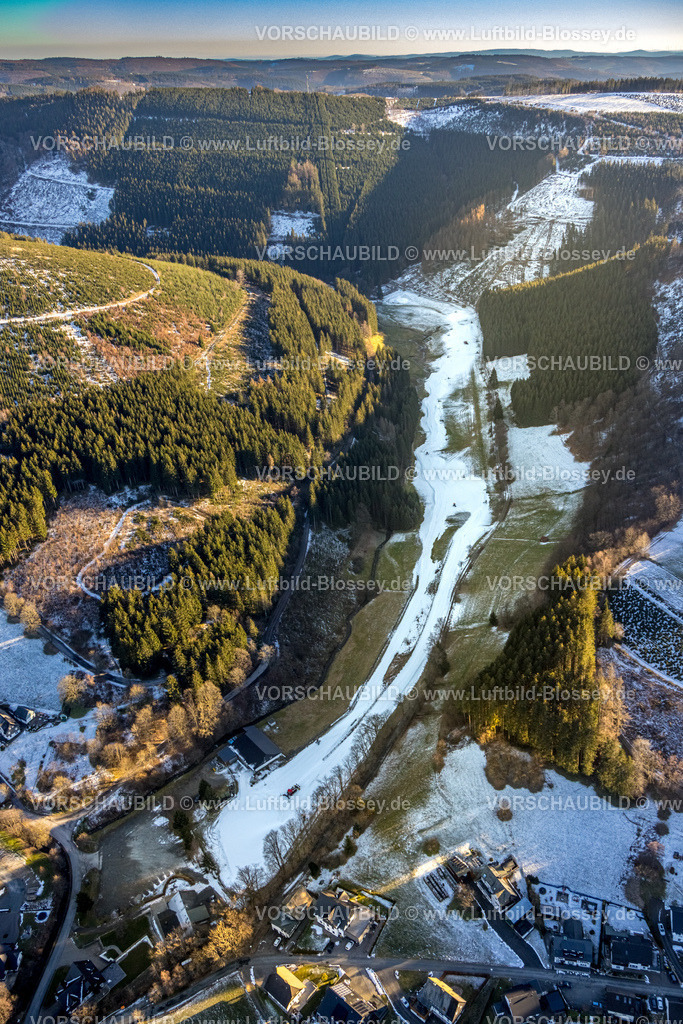 Schmallenberg230205612Westfeld | Luftbild, Sportzentrum Westfeld/ Ohlenbach, Waldschneise und Schneekanonen, Waldgebiet mit Schnee, Westfeld, Schmallenberg, Sauerland, Nordrhein-Westfalen, Deutschland