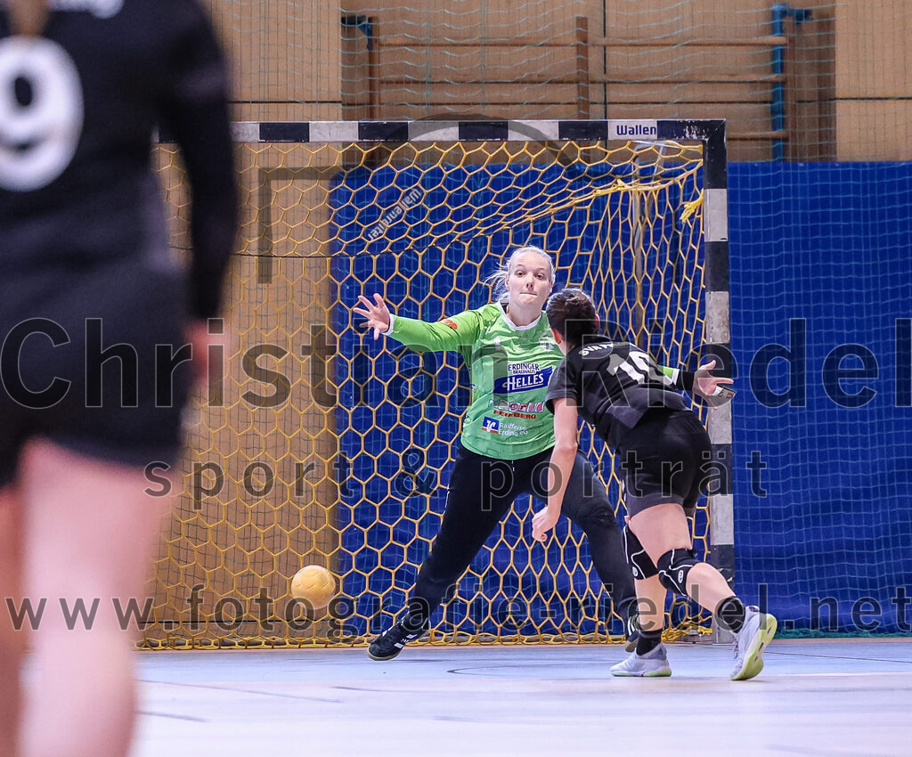 2024-12-14_020_SpVgg_Altenerding_gegen_SVA_Palzing | Erding, Deutschland, 14.12.2024:Handball, Bezirksoberliga Frauen Altbayern 2024 / 2024, 9. Spieltag, SpVgg Altenerding gegen SVA Palzing, Endergebnis: 20:30Torfrau Hanna Obermair (SpVgg Altenerding, #1), Veronika Wöhrl (SVA Palzing, #10)Foto: Christian Riedel / fotografie-riedel.net
