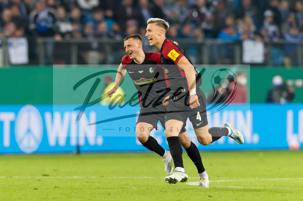 HSVSCF20220419_233 | Fussball, Herren: Maximilian Eggestein (SC Freiburg) und Nico Schlotterbeck (SC Freiburg) Schlussjubel, jubelt nach dem 1:3 Sieg beim DFB-Pokal-Halbfinalspiel zwischen Hamburger SV und SC Freiburg im Volksparkstadion am 19.04.2022 in Hamburg, Deutschland.DFB / DFL REGULATIONS PROHIBIT ANY USE OF PHOTOGRAPHS AS IMAGE SEQUENCES AND/OR QUASI-VIDEO. - Realisiert mit Pictrs.com