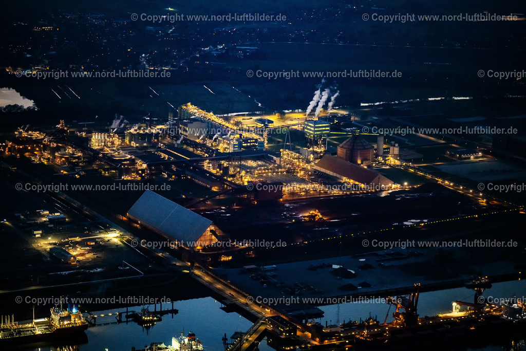 Stade_Bützfleth_AOS_Nachtaufnahme_ELS_5501060325 | STADE 06.03.2025 Nacht- Lichter und Beleuchtung Gebäude und Produktionshallen auf dem Fabrikgelände der Aluminium Oxid Stade GmbH an der Johann-Rathje-Köser-Straße im Ortsteil Bützfleth in Stade im Bundesland Niedersachsen, Deutschland. Weiterführende Informationen bei: AOS Aluminium Oxid Stade GmbH,  Dow Deutschland Anlagengesellschaft mbH. // Night lighting building and production halls on the premises of Aluminium Oxid Stade GmbH on street Johann-Rathje-Koeser-Strasse in the district Buetzfleth in Stade in the state Lower Saxony, Germany. Further information at: AOS Aluminium Oxid Stade GmbH,  Dow Deutschland Anlagengesellschaft mbH. Foto: Martin Elsen