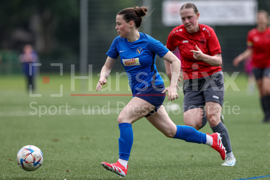 Fussball, Aufstiegsrunde Regionalliga Nord Frauen, FC Union 60 - SC Victoria Hamburg | Celine Witt (SC Victoria Hamburg, 9) am Ball, Einzelbild, Ganzkörper, Aktion, Action, Spielszene