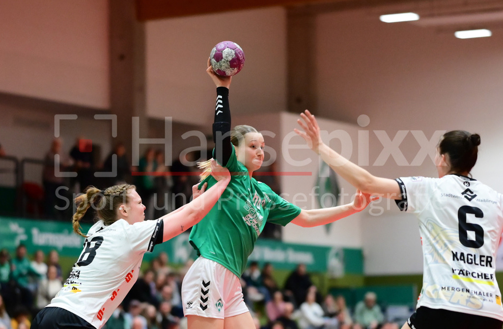 Handball, 2. Bundesliga Frauen, SV Werder Bremen - VfL Waiblingen | v.li.: Kimberly Gisa (VfL Waiblingen, 18), Luise Albert (SV Werder Bremen, 66) und Vanessa Nagler (VfL Waiblingen, 6) im Dreikampf, Zweikampf, Spielszene, Aktion, Action