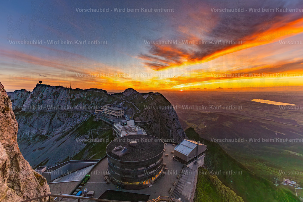Sonnenuntergang auf dem Pilatus | Sonnenuntergang auf dem Pilatus mit warmem Abendlicht, leuchtenden Wolken und Blick über die Zentralschweiz. Eine ruhige Bergserie zwischen Fels, Himmel und letzter Tagesfarbe. - Realisiert mit Pictrs.com
