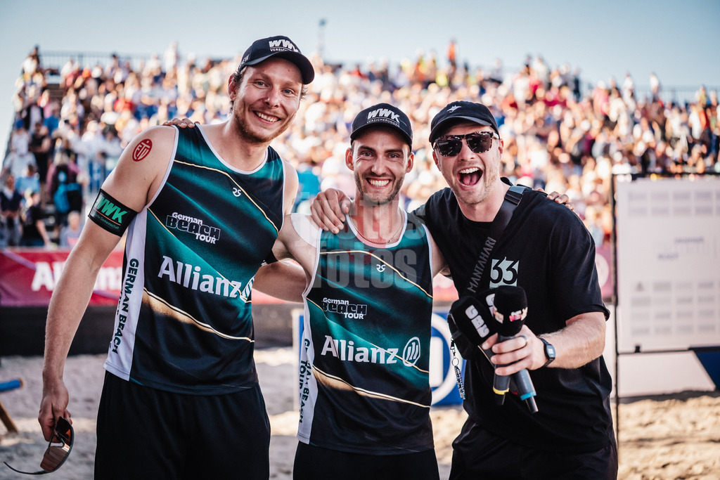 Beachvolleyball | Männer | Deutsche Meisterschaften 2025 Timmendorfer Strand | 06.09.2025 | v.l. Nils Ehlers, Clemens Wickler und Moderator Tim Noack