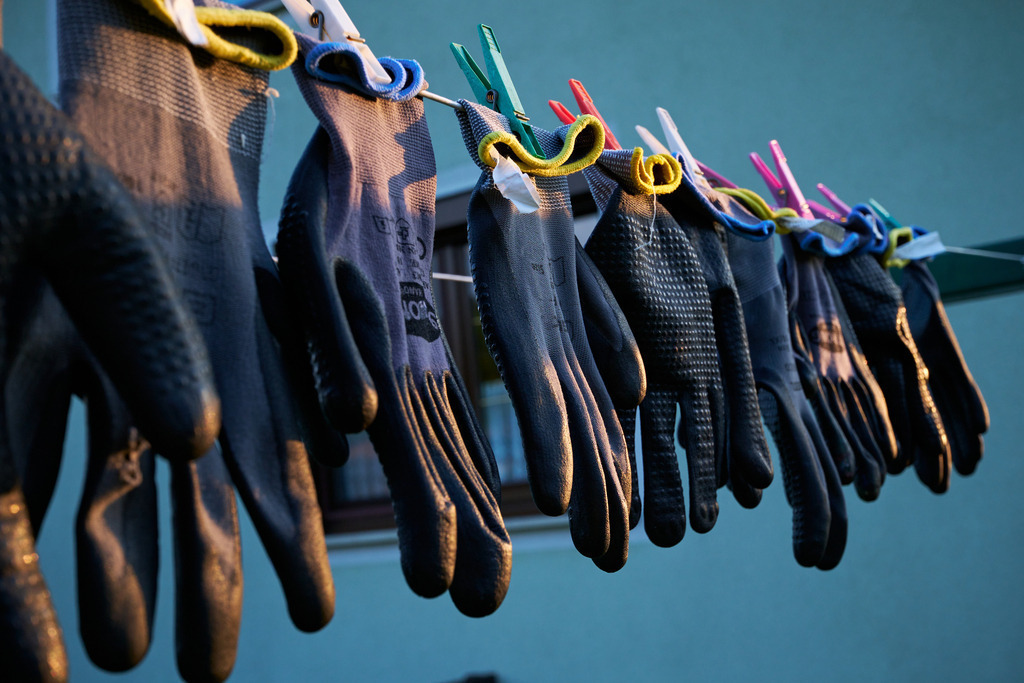 farbige Waescheklammer mit Handschuhen auf der Leine | Austria - June 09, 2023: farbige Waescheklammer mit Handschuhen auf der Leine. - Realisiert mit Pictrs.com