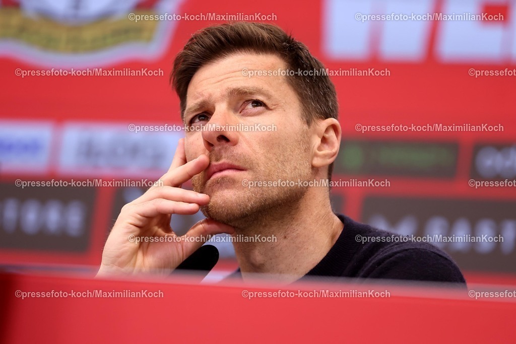 B0428032501100 | 28.03.2025, Fußball, Bayer 04 Leverkusen - VfL Bochum, 1. Fußball Bundesliga, 27. Spieltag, BayArena, Saison 2024 2025: Cheftrainer Xabi Alonso (Bayer 04 Leverkusen Trainer) bei der Pressekonferenz nach dem SpielDFB regulations prohibit any use of photographs as image sequences and or quasi-video.