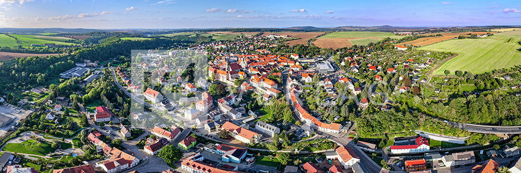 Dippoldiswalde im Erzgebirge-Panorama-DJI_0356_D | Luftbildaufnahme von Dippoldiswalde mit historischem Stadtkern - Realisiert mit Pictrs.com