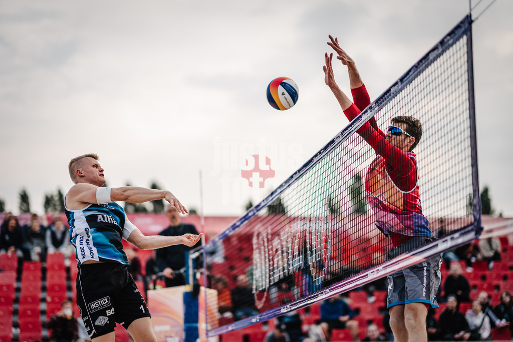 Beachvolleyball | Männer | German Beach Tour 2024 | Tourstop Bremen | 07.06.2024 | Georg Wolf (links) wird beim Angriff von Milan Sievers (rechts) geblockt