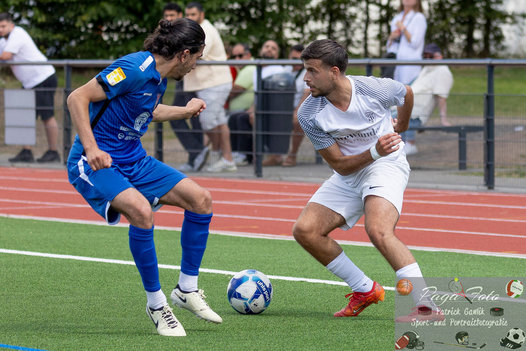 Testspiel: Spvgg. 03 Fechenheim - Türk Gücü Friedberg, 13.07.2024 | Giovanbattista Pedace (Spvgg. 03 Fechenheim #7) & Abdul Baki Özisli (Türk Gücü Friedberg #30) im Zweikampf um den Ball, Spvgg. 03 Fechenheim - Türk Gücü Friedberg, Frankfurt am Main, Sportanlage Birsteiner Straße, 13.7.2024 - Realisiert mit Pictrs.com