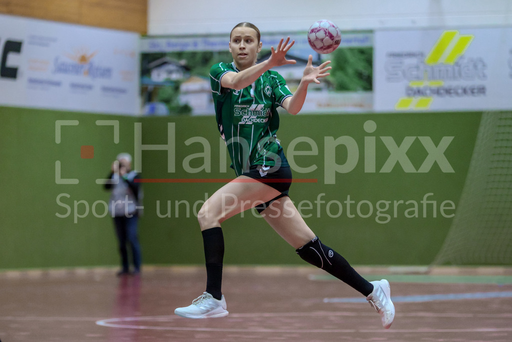Handball, 2. Bundesliga Frauen, SV Werder Bremen - HC Leipzig | Leni Ruwe (SV Werder Bremen, 7) Freisteller am Ball, Einzelfoto, Spielszene, Aktion, Action