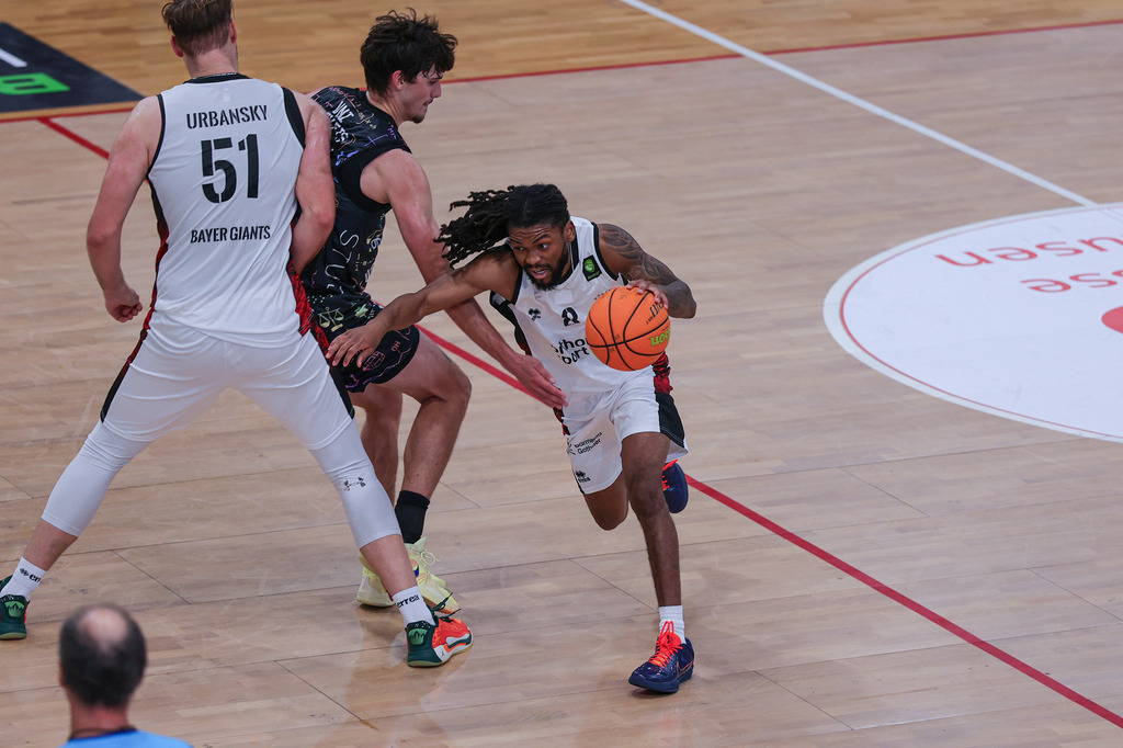 Pro A BAYER GIANTS vs Uni Baskets Münster-74 | Fotos von Basketballspielen aus dem Raum NRW fotografiert von Gero Mueller-Laschet und Daniel Schaefer - Realisiert mit Pictrs.com