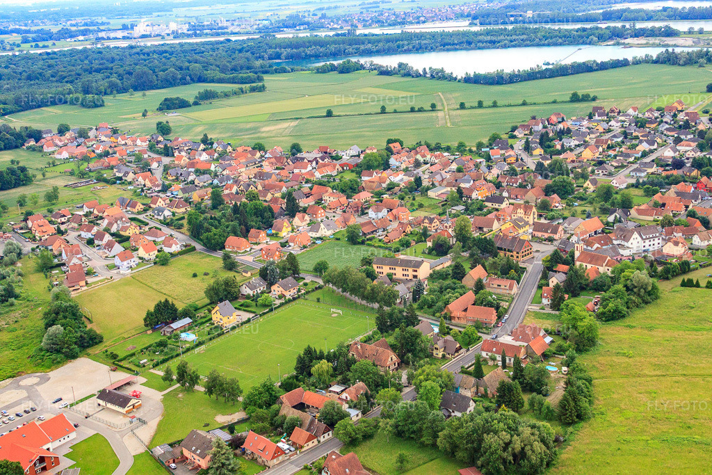 Vue aérienne: Vue de la ville depuis le nord à Dalhunden dans le département Bas Rhin, France – .Photo: IMG_28820.jpg prise le 14/06/2010 par Werner Riehm/FLY-FOTO.eu – Résolution de l'original: 4752 x 3168 px