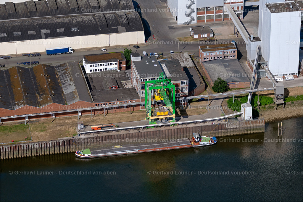 4030076 | Frachtschif im Getreidehafen, BREMEN 01.06.2020 Hochsilo und Getreide- Speicher mit angrenzenden Lagerhallen der der J. Müller Weser GmbH &amp; Co. KG an der Getreidestraße im Ortsteil Überseestadt in Bremen, Deutschland. Weiterführende Informationen bei: J. MÜLLER Aktiengesellschaft. // High silo and grain storage with adjacent storage of J. Mueller Weser GmbH &amp; Co. KG on street Getreidestrasse in the district Ueberseestadt in Bremen, Germany. Further information at: J. MUeLLER Aktiengesellschaft. Foto: Gerhard Launer