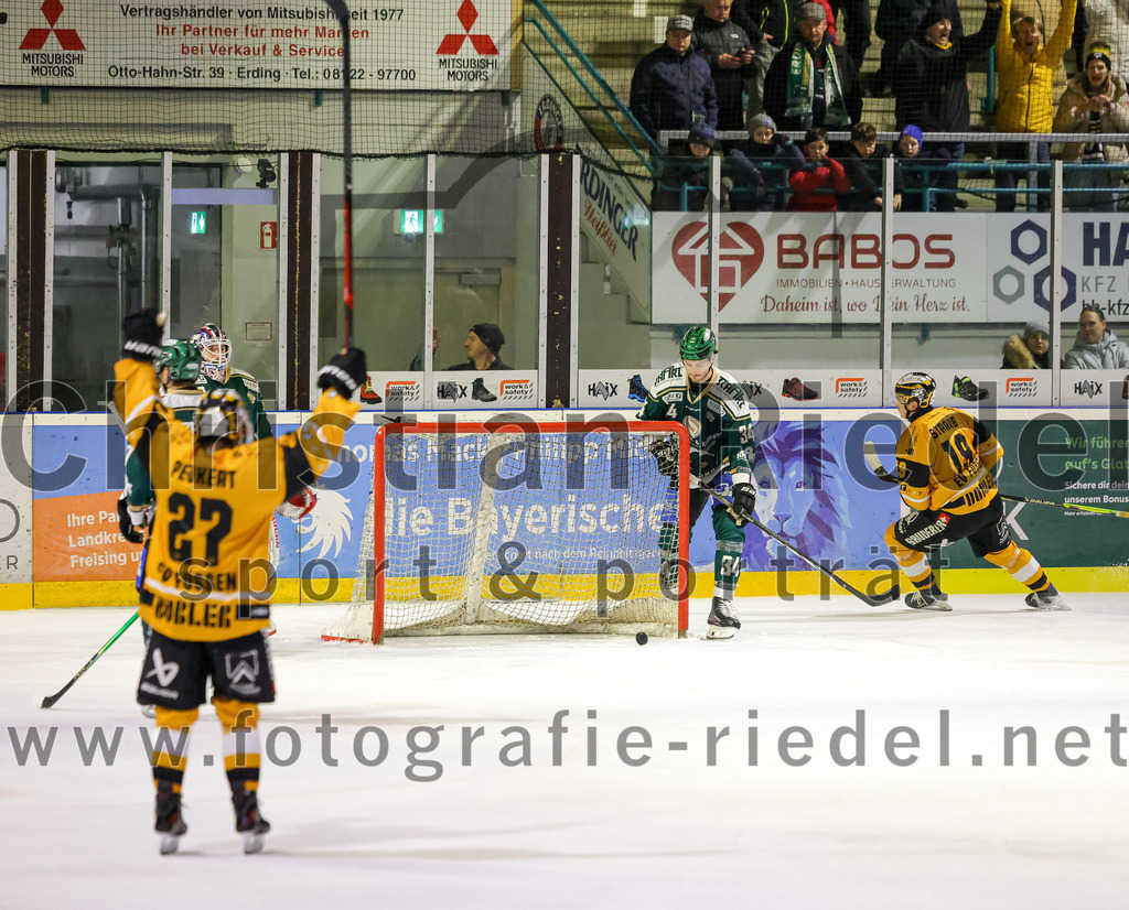 2026-02-27_154_TSV_Erding_gegen_EV_Fuessen | Erding, Deutschland, 27.02.2026:Eishockey, Oberliga Süd 2025 / 2026, 51. Spieltag, TSV Erding gegen EV Füssen, Endergebnis: 2:4Torwart Raphael Fössinger (Erding Gladiators, #60), Bastian Cramer (Erding Gladiators, #34), Julian Straub (EV Füssen, #19)Foto: Christian Riedel / fotografie-riedel.net