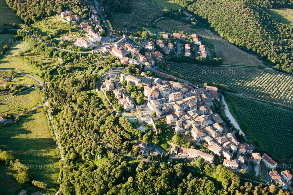 Vue aérienne: Vue de la ville à Trequanda dans le département Siena, Italie. Photo: IMG_28135.jpg prise le 01/06/2010 par Werner Riehm/FLY-FOTO.eu – Résolution de l'original: 4752 x 3168 px