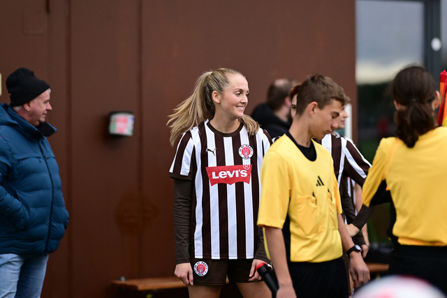 Fußball I Frauen I Saison 2025-2026 I Regionalliga Nord I 10. Spieltag I FC St. Pauli - Hamburger SV U20 I 13790 | Der Sportfotograf. - Realisiert mit Pictrs.com