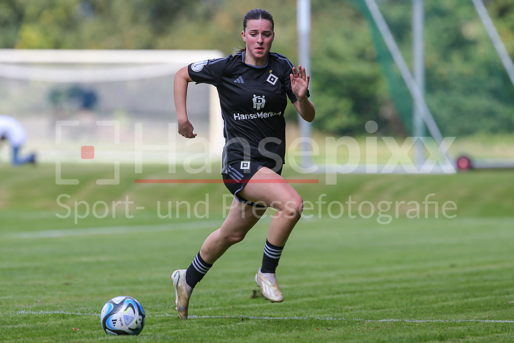 Fussball, Testspiel Frauen, Hamburger SV - SV Werder Bremen | v.li.: Nele Karowski (Hamburger SV, 18) Freisteller, Einzelbild, Ganzkörper, Aktion, Action, Spielszene