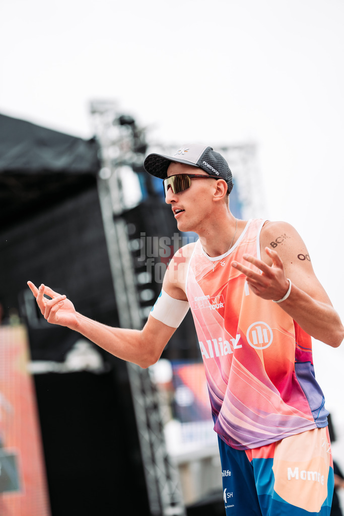Beachvolleyball | Männer | Allianz German Beach Tour 2024 | Tourstop Kühlungsborn 2 | 18.08.2024 | Momme Lorenz feuert das Publikum an