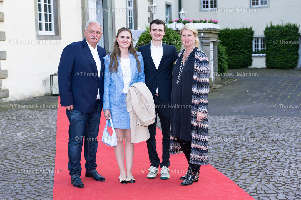 TH_Schlossempfang_19263 | Longines Balve Optimum 2024 am 07.06.24 in Balve, Schloss Wocklum, Thomas Hellmann, Schlossempfang