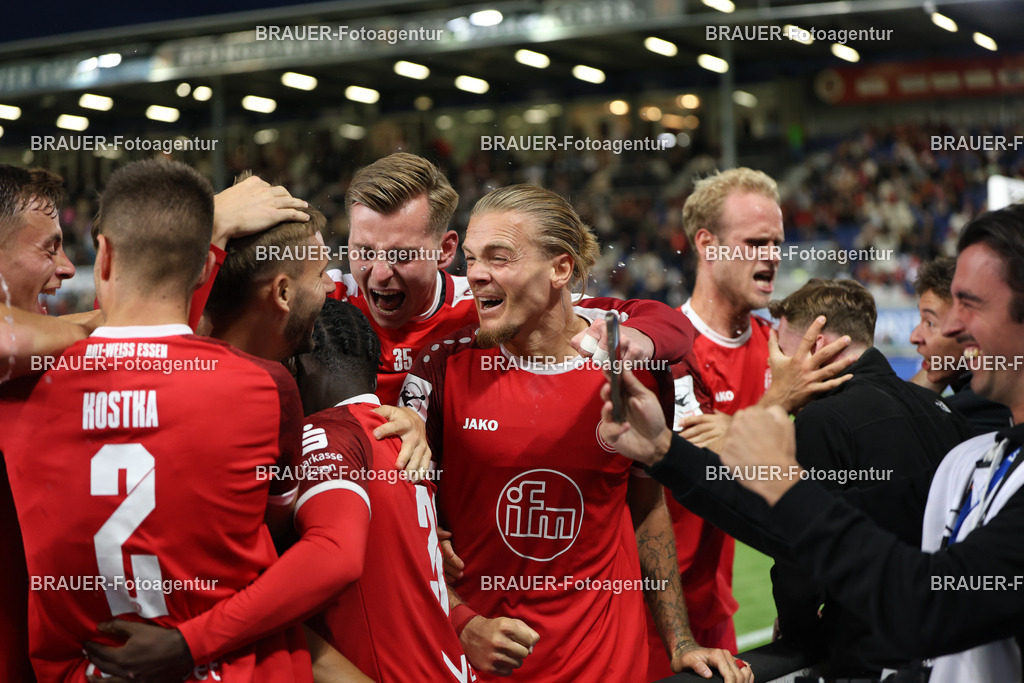 SV Wehen Wiesbaden - Rot-Weiss Essen | Wiesbaden, Deutschland, 22.08.2025Mannschaft (Rot-Weiss Essen) jubelt nach dem Tor zum 3:4 während des drittliga Spiels zwischen SV Wehen Wiesbaden und Rot-Weiss Essen am 22.08.2025 in der BRITA-Arena in Wiesbaden. (Foto von Timo Bluhmki-Schmidt/Brauer Fotoagentur