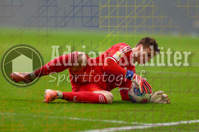 Borussia Mönchengladbach vs FC Bayern München - Bundesliga  | Mönchengladbach, Deutschland, 25.10.25:   Jonas Kurt Urbig (FC Bayern München) in Aktion am Ball, Einzelaktion waehrend des Spiels der Bundesliga zwischen Borussia Mönchengladbach vs FC Bayern München im Stadion im Borussia Park(Foto von Brauer-Fotoagentur / Adrian Schlueter)